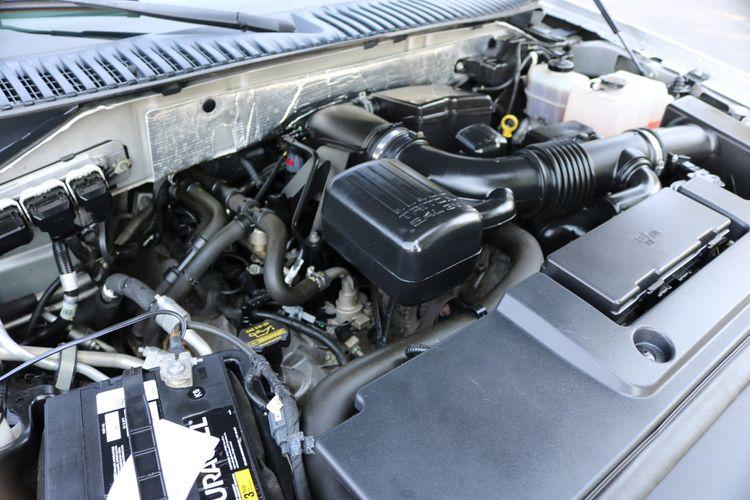 2010 Ford Expedition Engine bay