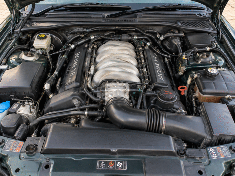 2002 Jaguar Vanden Plas 4.0L Engine bay